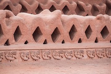 Peruanische Lehmbauten mit antiken Ornamenten – Chan Chan Kultur von NZME Photography