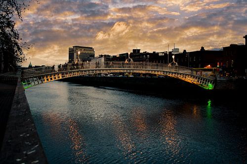 Ha'penny brug in Dublin bij zonsondergang