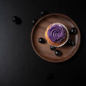 Sfeervolle fotografieprint paarse cupcake met fruit van sonja koning