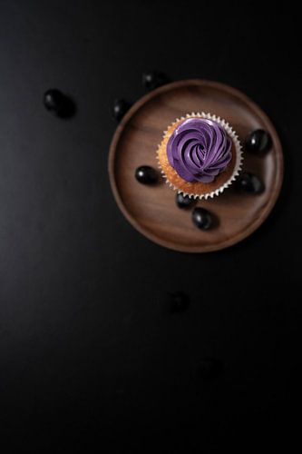 Atmosphärische Fotografie Druck lila Cupcake mit Obst von sonja koning