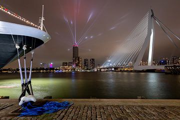 Lichtshow op de Zalmhaventoren in Rotterdam van Pieter van Dieren (pidi.photo)