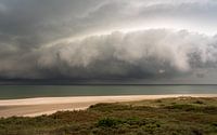 De naderende storm: Een dramatische scène op een Nederlands strand van Jeroen Kleiberg thumbnail