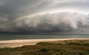 Der nahende Sturm: Eine dramatische Szene an einem holländischen Strand