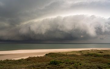 De naderende storm: Een dramatische scène op een Nederlands strand van Jeroen Kleiberg