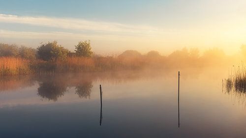 Een mooie zonsopkomst met mist aan het Afwateringskanaal in Schildwolde bij de Paauwen in de provincie Groningen