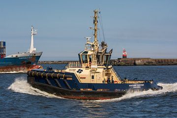 Sleepboot Jupiter en coaster in IJmuiden van scheepskijkerhavenfotografie