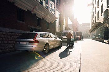 Hardwerkende man met Volvo V90