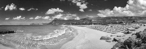Strand van Falassarna op Kreta in Griekenland. Zwart-witfoto.