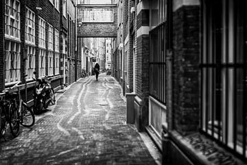 Amsterdam, steegje, zwart-wit van Frank Hendriks