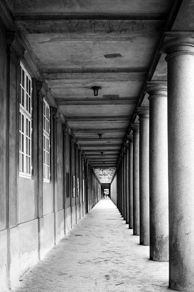 Image de ville / rue avec profondeur en noir et blanc. par Helga van de Kar