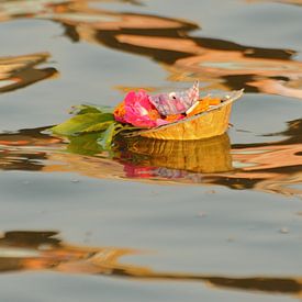 Kaarsje op de heilige rivier de Ganges van Gonnie van de Schans