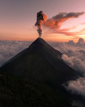 Feueratem über den Wolken Volcán de Fuego bei Sonnenuntergang von Ewold Kooistra