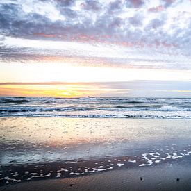 Strand bei Sonnenuntergang in Wijk aan zee von Corali Evegroen