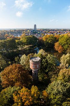 Der alte Wasserturm in Zaltbommel im Herbst.