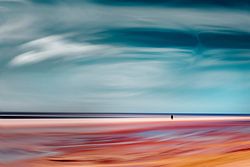 Paysage côtier abstrait avec un couple solitaire