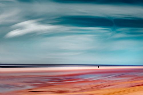 Abstrakte Küstenlandschaft mit einsamen Paar von Dirk Wüstenhagen