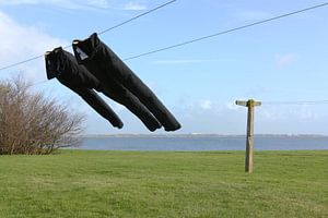 Deux pantalons sur la ligne