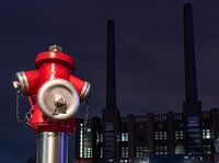 roter Hydrant vor dem Kraftwerk