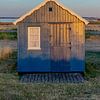 Blaues Strandhaus auf der Insel Aero in Dänemark von Ben De Kock