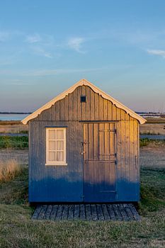 Blaues Strandhaus auf der Insel Aero in Dänemark