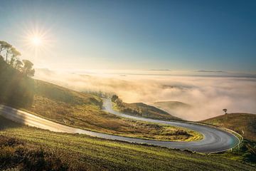 Weg met haarspeldbocht in het Toscaanse landschap bij Volterra van Stefano Orazzini
