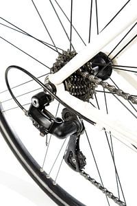 Rennrad Detail Kettenschaltung in weiß mit schwarzen und grauen Details