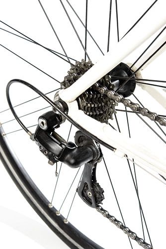 Racefiets detail derailleur en tandwielen in wit met zwarte en grijze details