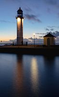 Vuurtoren na zonsondergang in Hellevoetsluis