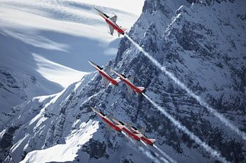 L'équipe de démonstration de la Patrouille Suisse lors de la course du Lauberhorn à Wengen.