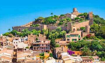 Burg und Altstadt von Capdepera auf der Insel Mallorca von Alex Winter