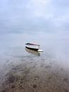 Lonely Boat (eenzame boot) van Jolanda de Leeuw thumbnail