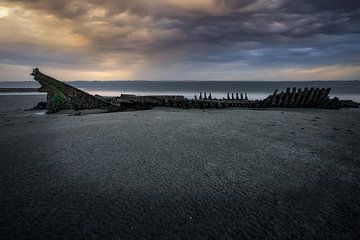 Holzschiffswrack mit aufziehendem Sturm