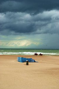 Foto eines Windschutzes am Strand.