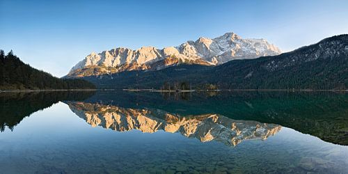 Wettersteingebergte en Zugspitze worden weerspiegeld in Eibsee, Beieren, Duitsland.