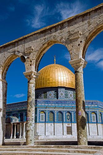 al aqsa mosk in jerusalem with golden dome and blue sky,
