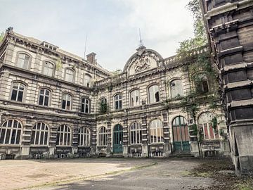 Abgelaufenes Universitätsgebäude in Belgien von Art By Dominic