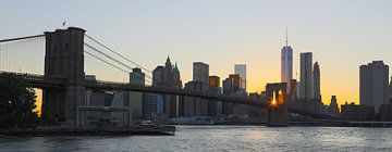 Zonsondergang gezien door Brooklyn Bridge van Fardo Dopstra