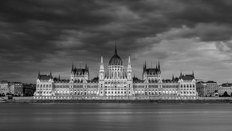 Das ungarische Parlament in Budapest an der Donau von Roland Brack