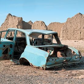 Car wreck at the Mürçe Gala site in Turkmenistan by Steve Van Hoyweghen