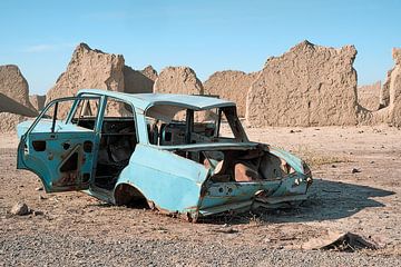 Car wreck at the Mürçe Gala site in Turkmenistan by Steve Van Hoyweghen