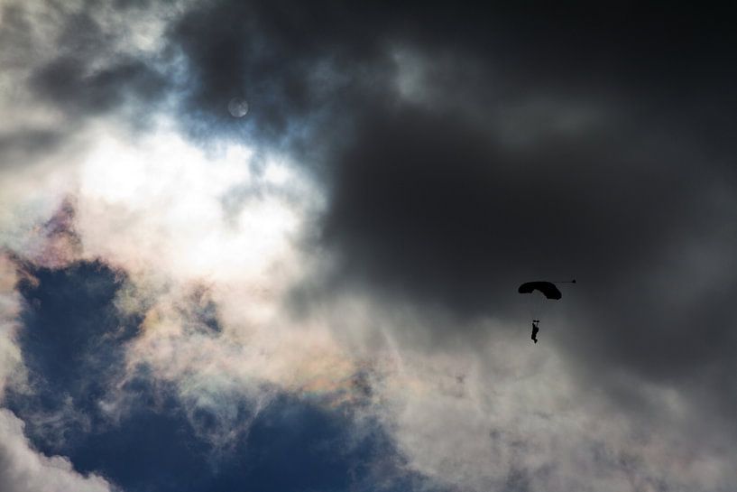 Dreigende parachute van Dennis van de Water