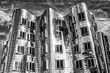 Gehry-gebouwen in de mediahaven in Düsseldorf met metalen gevel in zwart-wit van Dieter Walther