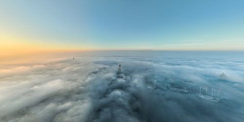 Het stadsfront van Kampen in de mist van Evert Jan Kip