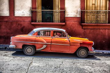 Oldtimer classic car in Cuba in het centrum van Havana. One2expose Wout kok Photography. von Wout Kok