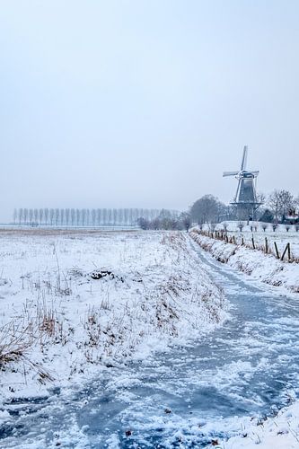 Winterslandschap molen en bevroren sloot
