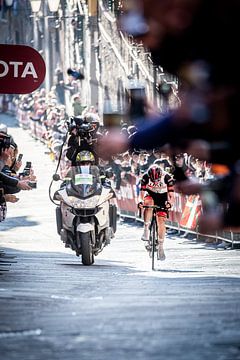 Tadej Pogacar remporte la Strade Bianche sur Leon van Bon