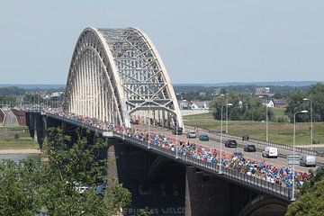 Vierdaagselopers op de Waalbrug van Ger Loeffen
