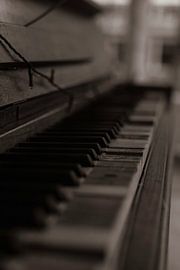 The old vintage piano by Quirina Kamoen