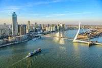 Zonsondergang Rotterdamse skyline bij Erasmusbrug over de Nieuwe Maas