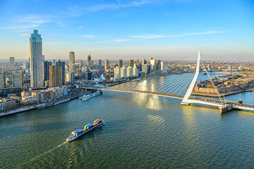 Zonsondergang Rotterdamse skyline bij Erasmusbrug over de Maas